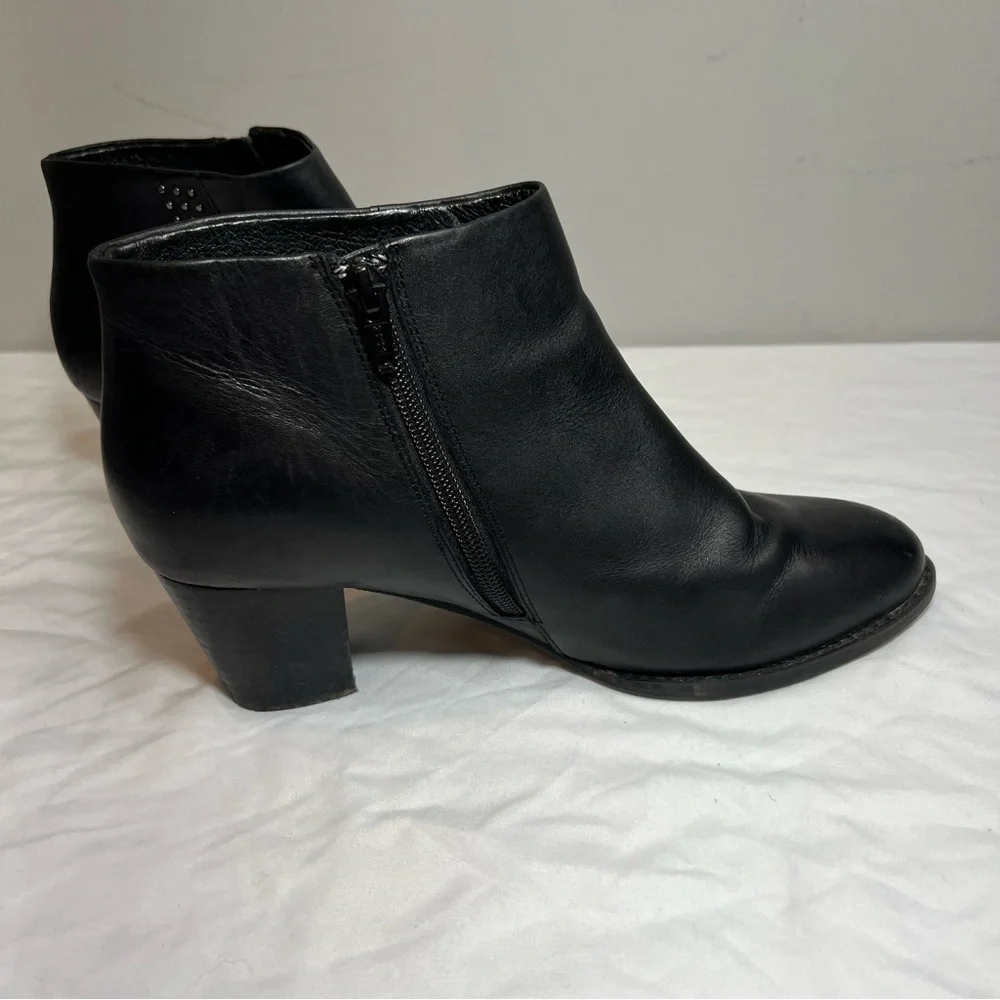 Vionic Georgia black leather studded ankle boots with arch support size 7.5